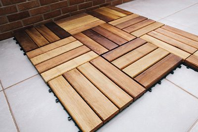 Interlocking flooring tiles